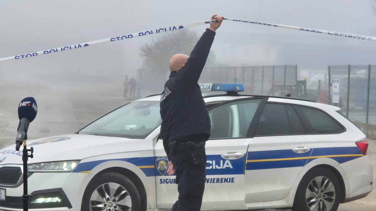 Požar iz Crne Gore se proširio u Hrvatsku: Dramatičan prizor na terenu, gase ga dva kanadera