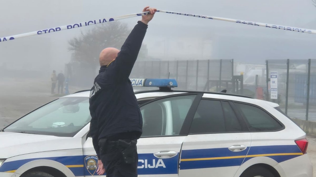 ZAPALIO CIGARU DOK JE POPRAVLJAO KOLA, SVE PROGUTAO PLAMEN! Mladić zadobio stravične povrede, vatra zahvatila i kuću