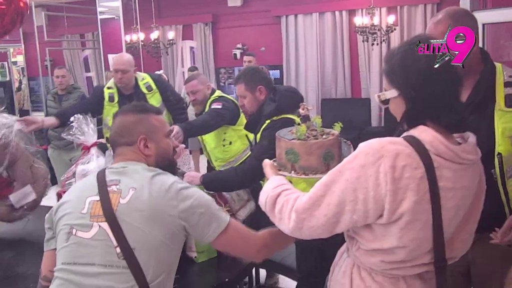 Specijalno iznenađenje za Minu Vrbaški: Kamion poklona stigao u Elitu, ona završila u suzama! (VIDEO)