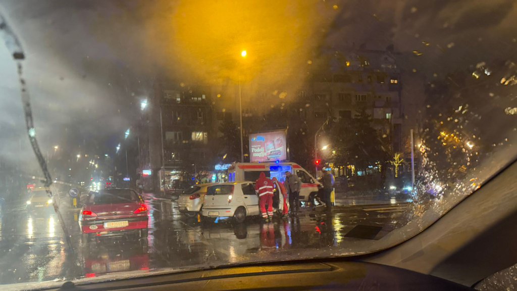 Teška saobraćajka u Beogradu: Sudar dva automobila na uglu Cvijićeve i Zdravka Čelara, ima povređenih (FOTO)