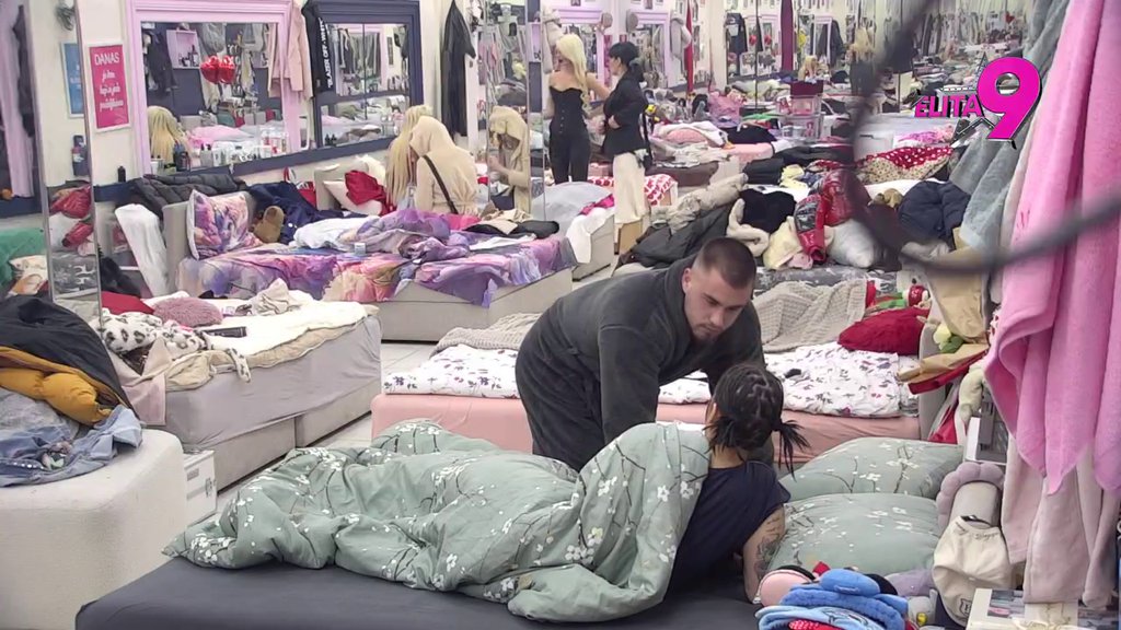 Pukao mu film: Viktor pokaza zube Mini Vrbaški, ona se guši u suzama i kuka na sav glas! (VIDEO)