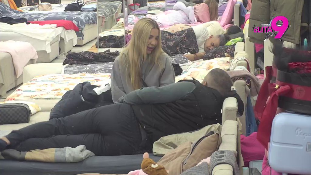 Hteo si da imamo odnose, moja mama je danas u bolnici! Asmin i Aneli sve bliži, ona potpuno zbunjena: Umalo se nismo probudili zajedno! (VIDEO)