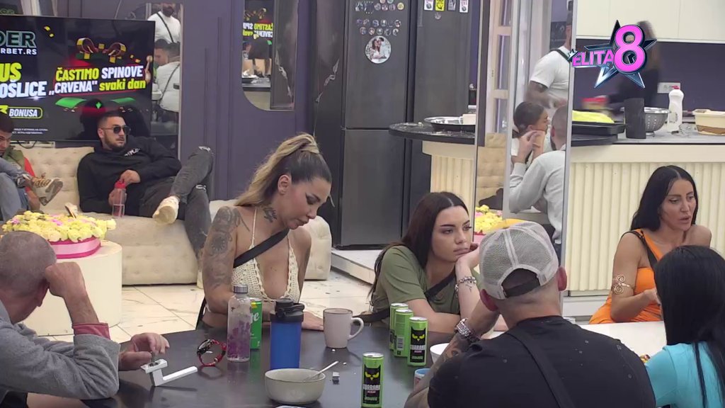 Luki samo fali šampanjac da nazdravi: Sa osmehom na licu slavi što je Aneli vicešampionka na anketi za najmanje samopoštovanja! (VIDEO)