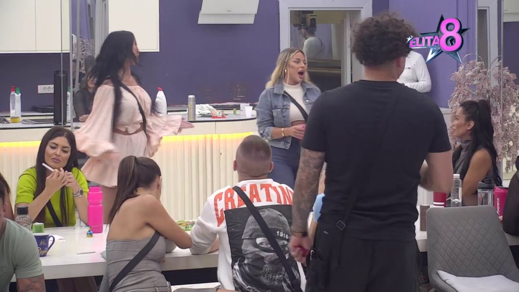 Leti perje na sve strane: Slađa i Sofija brutalno zaratile, pljušte uvrede! (VIDEO)