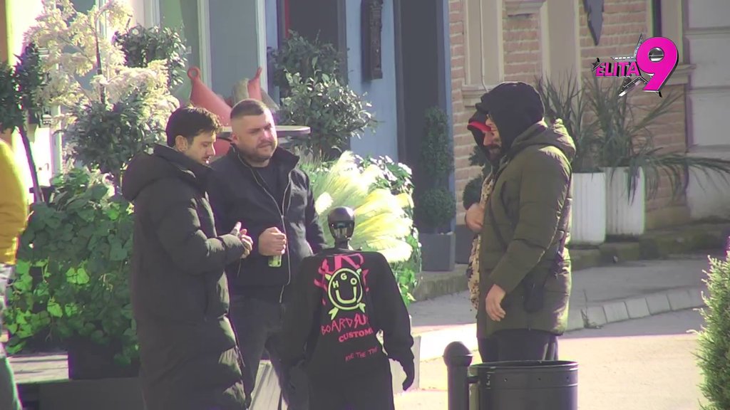 SPREMA SE SPEKTAKL! Robot Toša okupio učesnike kako bi spremili performans za večerašnju žurku! (VIDEO)