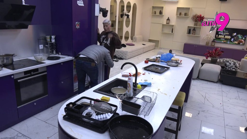 Ore se Odabrani! Uroš pred nervnim slomom zbog Bore, najavio mu pakao: Pi*ko, obećao si da ćemo spavati zajedno! (VIDEO)