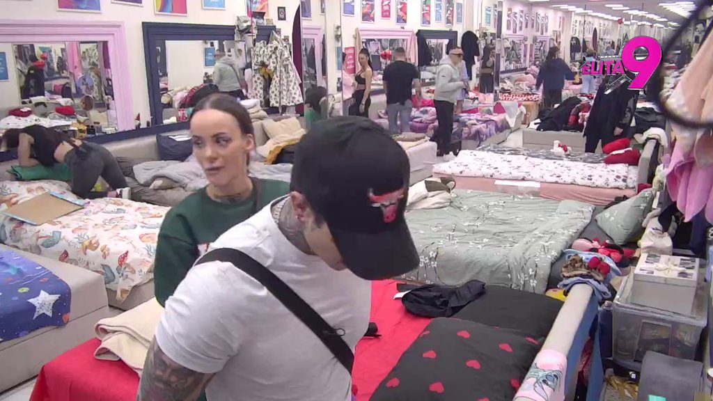 Bebica uskoro neće smeti ni da jede: Teodora napravila frku da sazna koliko je smazao čokoladica! (VIDEO)