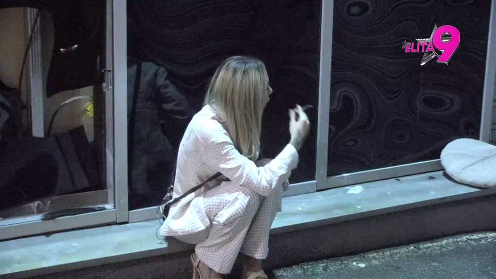 Za kojim momkom večeras plače? Aneli totalno utonula u očaj, pa se rasplakala sama u dvorištu! (VIDEO)