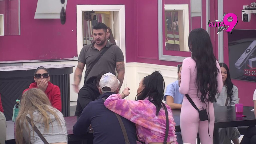 Sva vreme si bio na dva fronta! Aneli i Stanija se definitivno ujedinile, Ahmićka otkrila: Rekao mi je da pokupim svoje i Norine stvari, kad je seo na avion za Majami! Stanija zaurlala: Stisni svoja BAMBI M*DA! (VIDEO)