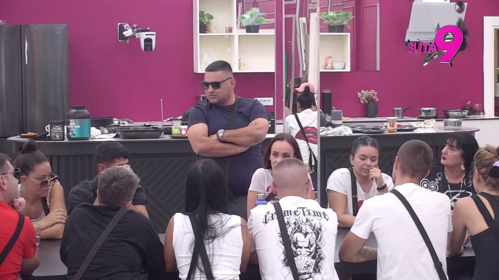 Haos: Bebica uspeo da isprovocira Jovanu Mitić, ona poludela i pljunula ga u lice! (VIDEO)