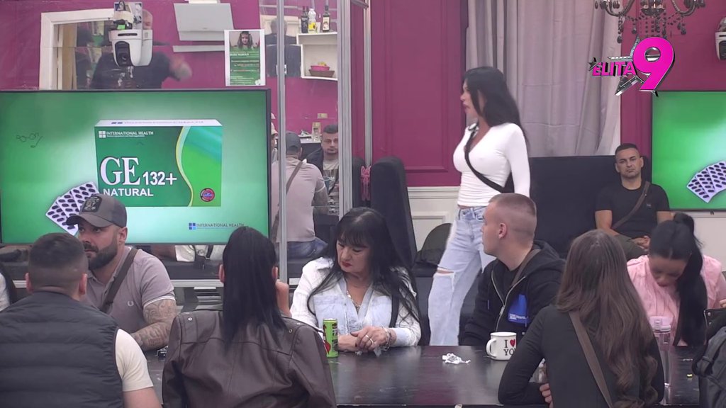 Šlihtala se i spuštala loptu: Dača urnisao Sofiju zbog loše podele budžeta, ona ne skida osmeh s lica! (VIDEO)