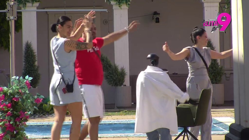 KAKVO VESELJE! Bora i Toša napravili spektakl pored bazena, Sara zasijala, popeli je i na stolicu! (VIDEO)