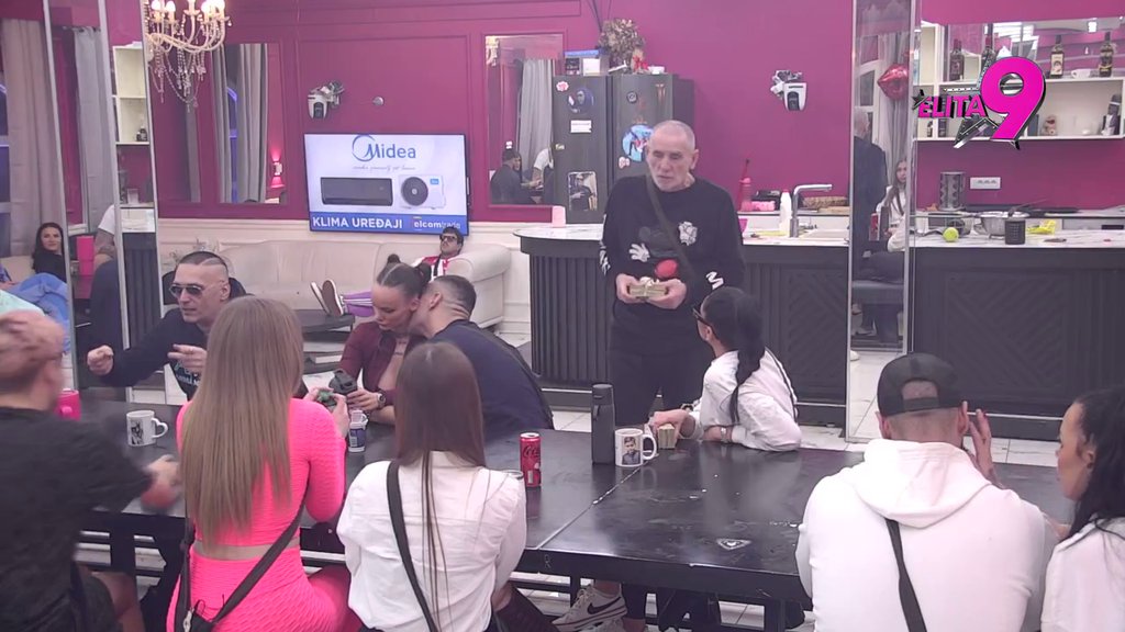 Ne zna se ko pije, a ko plaća: Puče prijateljstvo Boginje i advokatice, Jakšićka likuje na sav glas! (VIDEO)