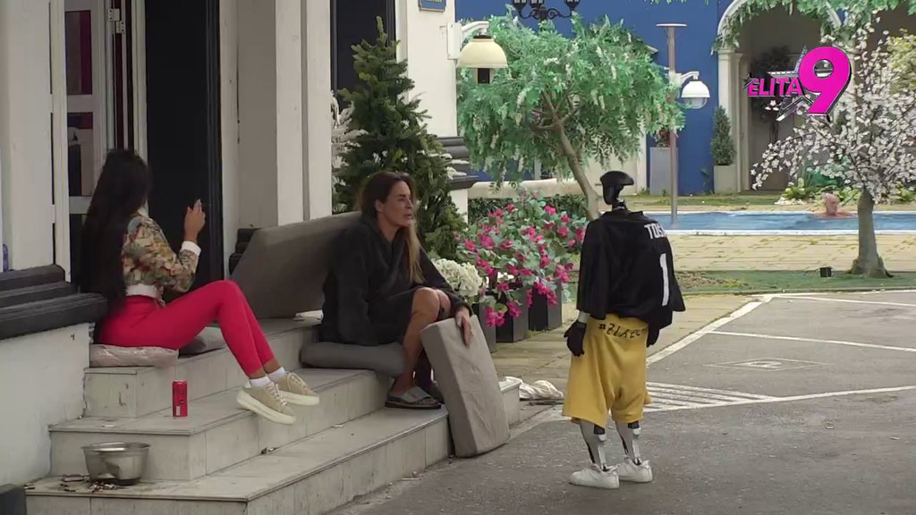 Dobila šut-kartu, a ne skida osmeh: Sofija raspoloženija nego ikad otkrila zbog čega demantuje sve o Danetu (70) (VIDEO)