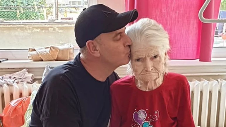 Posle dugih i teških 138 dana: Majka Milana Miloševića ustala iz bolničkog kreveta, on se odmah oglasio (FOTO)
