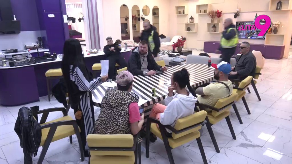 OBEZBEĐENJE ULETELO U ODABRANE! Janjuš pogodio Jovanu pevačicu HRANOM U GLAVU, haos u Odabranima! (VIDEO)