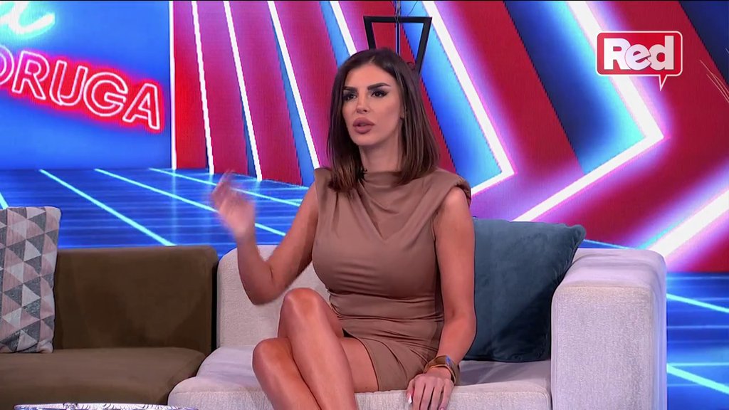 MOLILA JE PEJU DA SPAVA SA NJOM: Ena do koske raskrinkala Minu Vrbaški! Otkrila da se nabacivala devojkama, a onda je usledio šok: Okadila se i uradila NOVI HIMEN! (VIDEO)