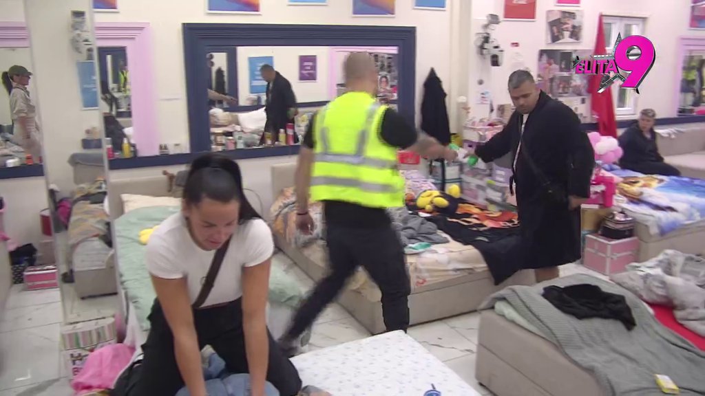 RATNO STANJE: Bora Santana ne prestaje da divlja! Boginji uništio sve što ima, psuje joj sve po redu i mrtvo i živo! (VIDEO)