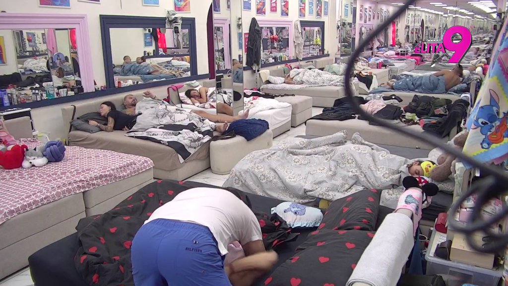 ZAPOČELI SVOJU LJUBAVNU IGRU ČIM SU OČI OTVORILI! Asmin na sve načine pokušavao da izvuče Maju iz kreveta, a onda mu je napokon pošlo za rukom! (VIDEO)