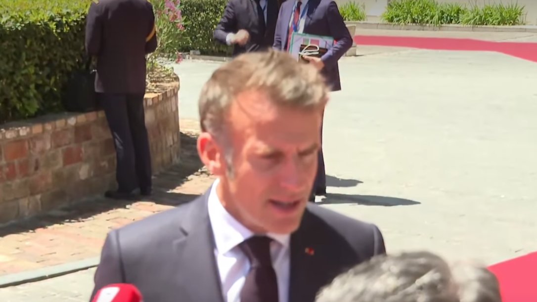 MAKRON PRITISNUT UZ ZID! Hitne konsultacije u Jelisejskoj palati posle krvavih nereda: Predsednik primoran na ustupke uoči novog talasa demonstracija!