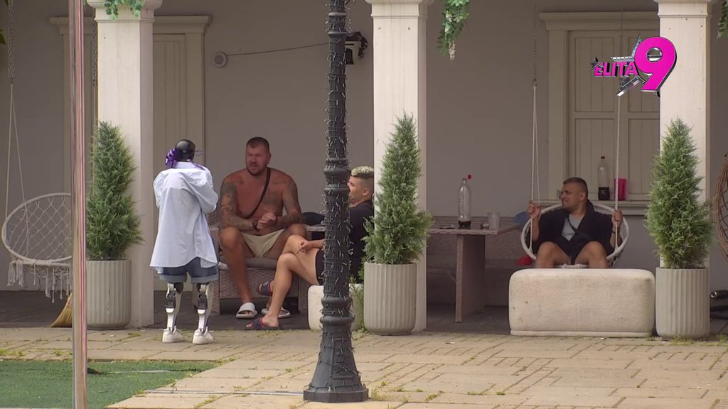 Ne veruje svojim ušima: Janjuš saznao da je Hana bila intimna sa devojkom! Morao da porazgovara sa Tošom i na engleskom (VIDEO)
