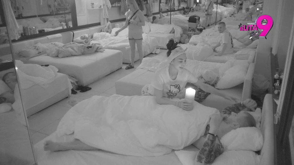 Smeh odzvanja spavaćom sobom! Maja započela ritual nad Janjušem, učesnici se hvatali za stomake (VIDEO)