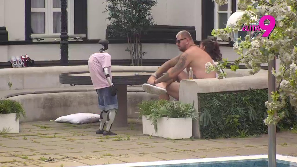 Je l' si video kako igra, za to Dane odmah vadi pet hiljada... Janjuš i Boginja SLASNO OPLELI po Dušici, ne štede je! (VIDEO)