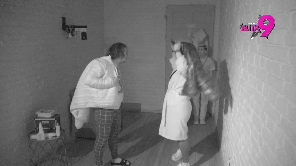 Bora Santana doživeo pomračenje: Uroš mu uleteo u krevet i zabranio da se druži sa ženama, on prebacio i uzeo kutlaču da se brani! (VIDEO)