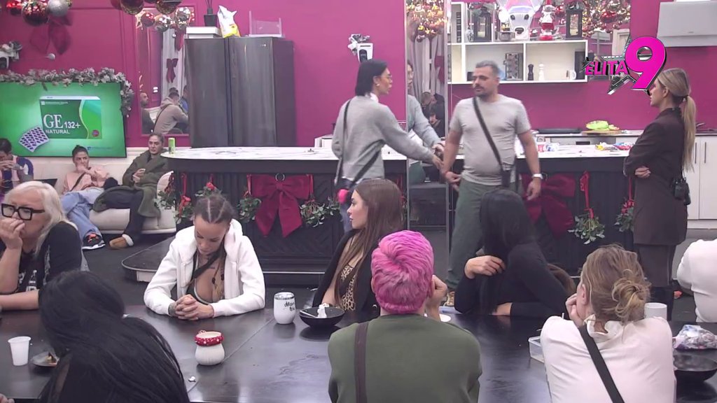 Ti si lik koji SMRDI na televiziji: Teodora pokušala da ponizi Boru Santanu, on je postavio na svoje mesto: Zoki Šumadinac se prevrće u grobu jer je iz Gornjeg Milanovca (VIDEO)