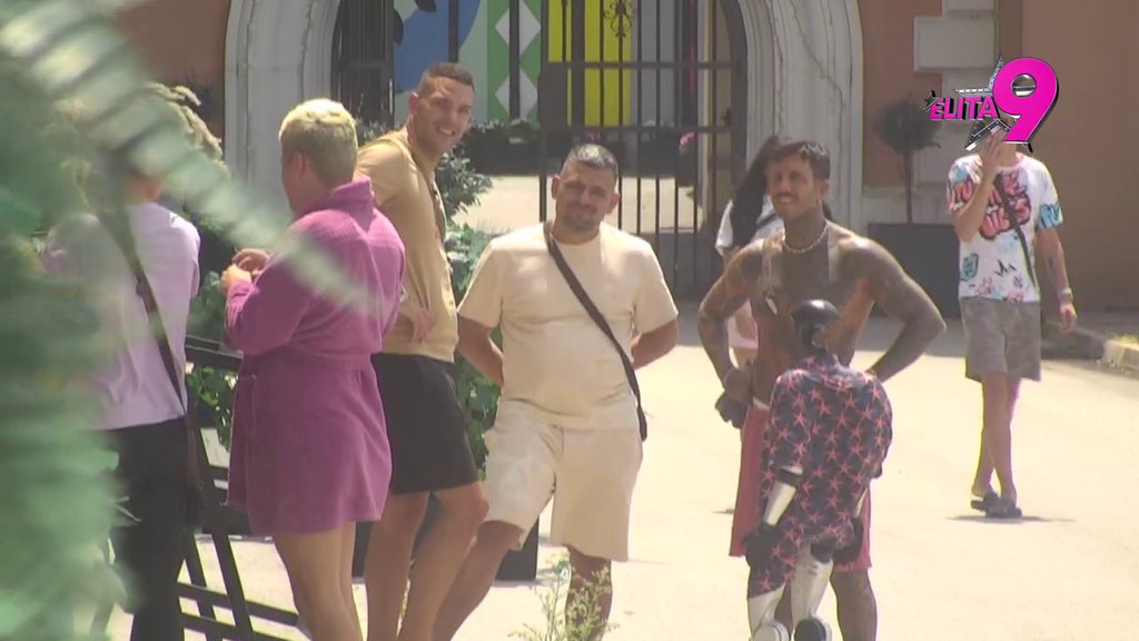 Niko ne zna Tošine muke: Sprema se za pakao na žurki, učesnici ga već vrbuju za besplatan alkohol! (VIDEO)