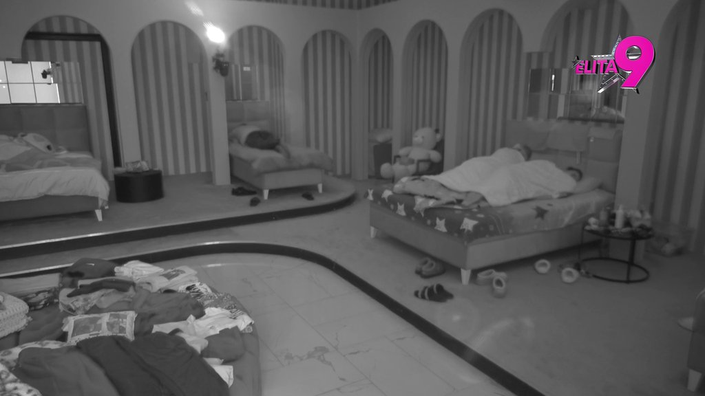 MA SADA JE DOSTA, RASKIDAMO: Anita stavila tačku na vezu sa Lukom, pa mu poručila kada da napusti zajednički krevet! (VIDEO)