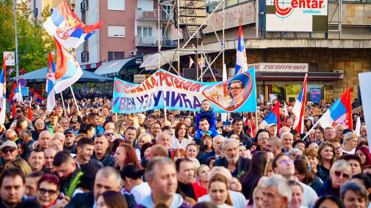 UŽIVO! VUČIĆ USKORO STIŽE U KRUŠEVAC: Trg kosovskih junaka prepun naroda - dalji ekonomski razvoj i projekti koji menjaju lice grada glavni prioriteti (FOTO)