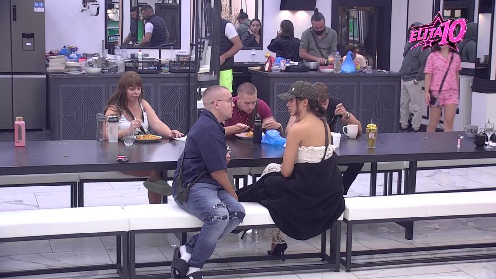 Bore se oko tebe: Dača i Laura analiziraju Karićev pristup prema njoj, evo na šta joj je skrenuo pažnju! (VIDEO)