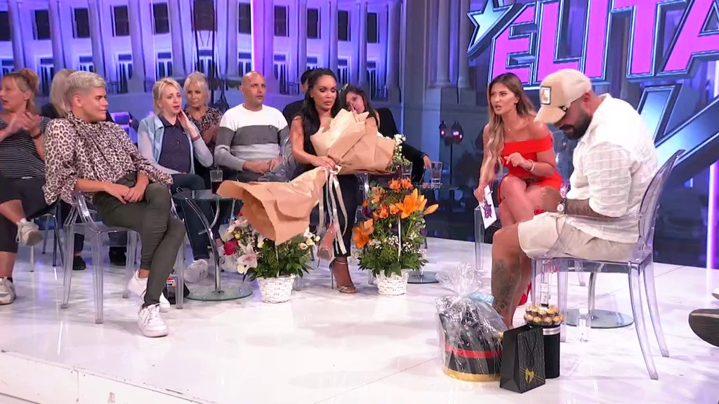 Nagli prekid progama! Sandru Obradović zatrpao cvećem ovaj muškarac, a kad je pročitala posvetu zanemela! (VIDEO)