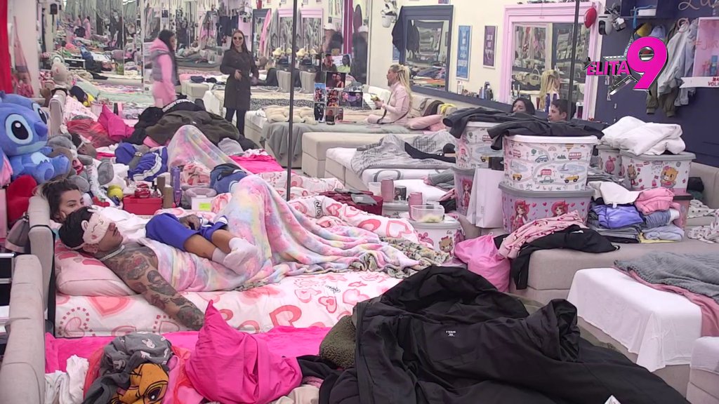 Bacila udicu, ali i noge preko njega! Aneli ne ispušta Filipa, zgrabila ga 'svim silama'! (VIDEO)