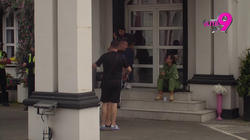 Nije uspela da izdrži pritisak: Aneli PLJUNULA Daču, njegova imitacija je izbacila iz takta (VIDEO)