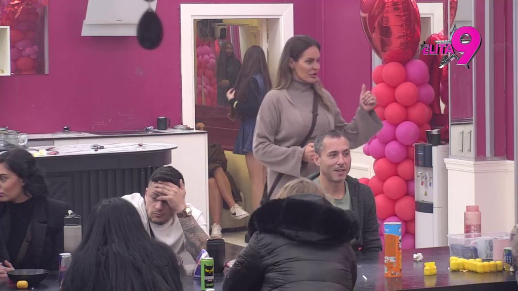 O svojim prijateljstvima je dovoljno rekla: Jakšićka dočekala Kačavendu na zicer i unakazila je! (VIDEO)