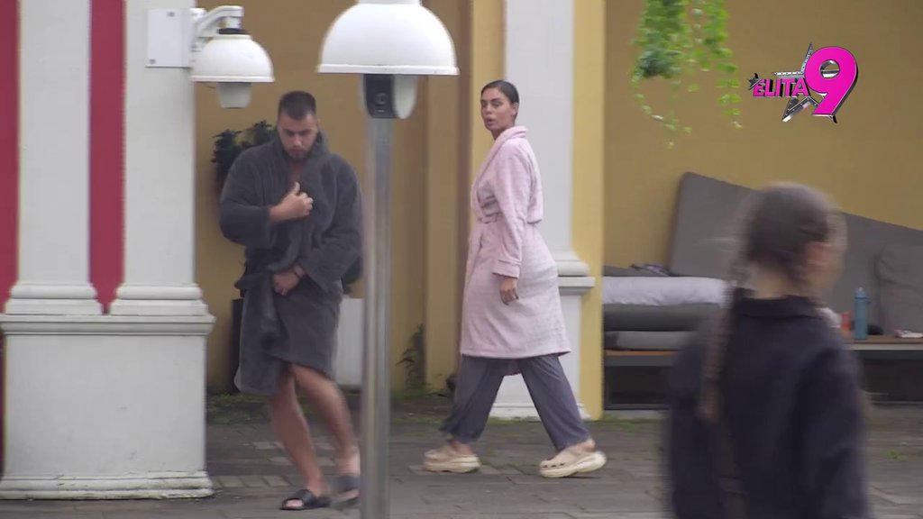 Džaba silni saveti, ona i dalje po svome! Mina ne prestaje da traži Viktorovo zrno pažnje, pa počela da lomi i plače (VIDEO)