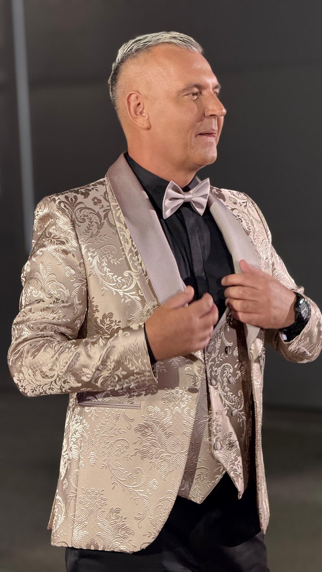 SIJA KAO LAS VEGAS! Milan Milošević  se pojavio u neviđenom stajlingu na otvaranju ELITE 9 i zasenio sve (FOTO)