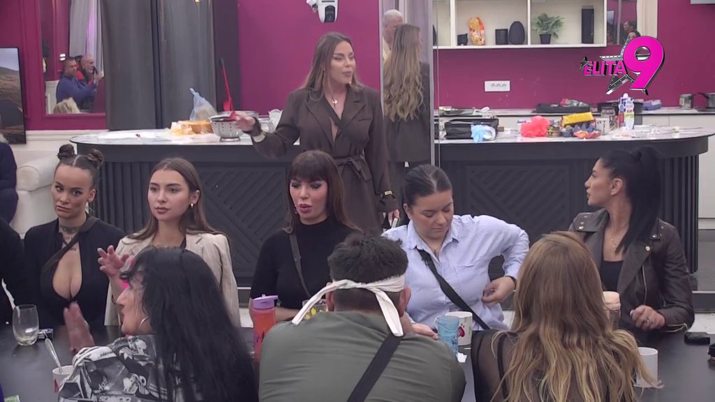 Obezbeđenje napravilo živi zid! Kačavenda i Aneli u nikad brutalnijem sukobu, Luka podivljao i zaurlao na Sofiju: Hajde da pričamo o Tetovu i koliko godina ima MEDA (VIDEO)