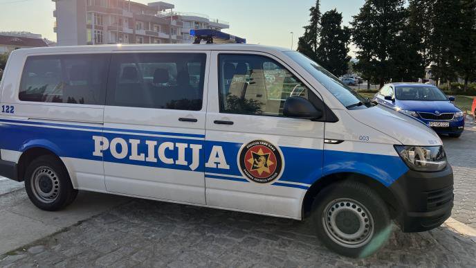 PRODUŽEN PRITOVOR SESTRI VLADIMIRA TOMOVIĆA: Optužena da je povredila i životno ugrozila dve žene kada je automobilom probila rampu kod Hrama u Podgorici