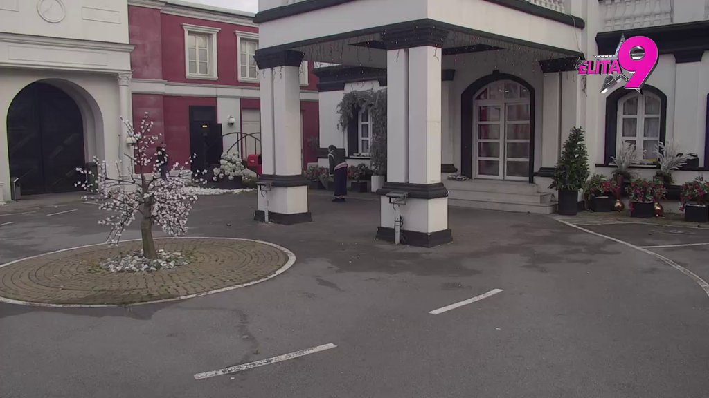 Blamiraš me, svi gledaju i smeju se! Bora ponovo povileneo što Anastasija dozvoljava Urošu da ih grli i ljubi! (VIDEO)