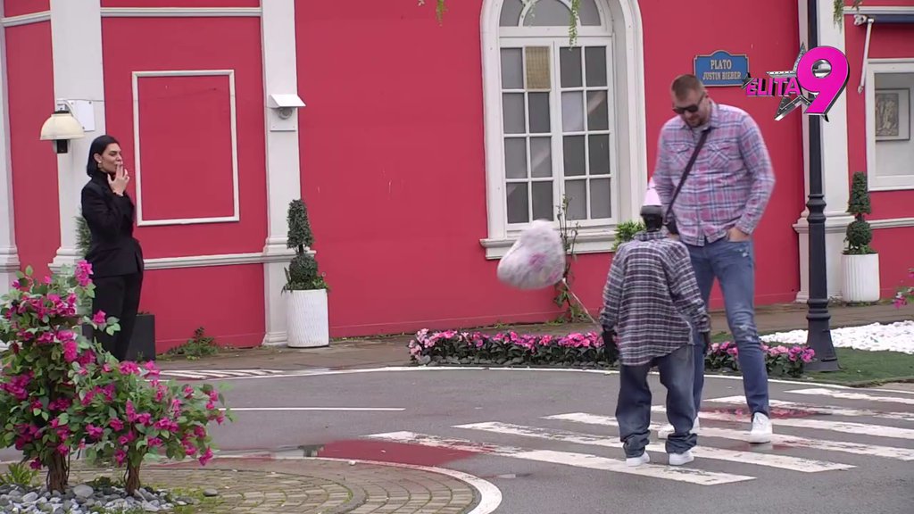 Kao da ih je ista majka rodila! Toša i Janjuš spremni za Milenin rođendan, urnebesna scena u dvorištu (VIDEO)