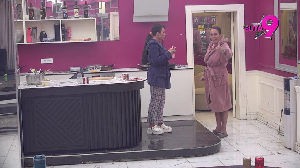 Ostala bez poslednje slamke spasa! Sofija se nakačila na Kačavendu da joj pruži podršku, ona je isponižavala: Terza pere gaće od fana! (VIDEO)