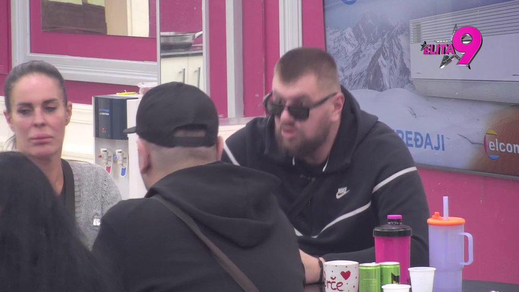 Sa Janjušem bi bila, sa Asminom bi se nešto desilo, a sa mnom... Luka licitira sa kim bi Aneli IMALA LJUBAVNE AKTIVNOSTI! (VIDEO)