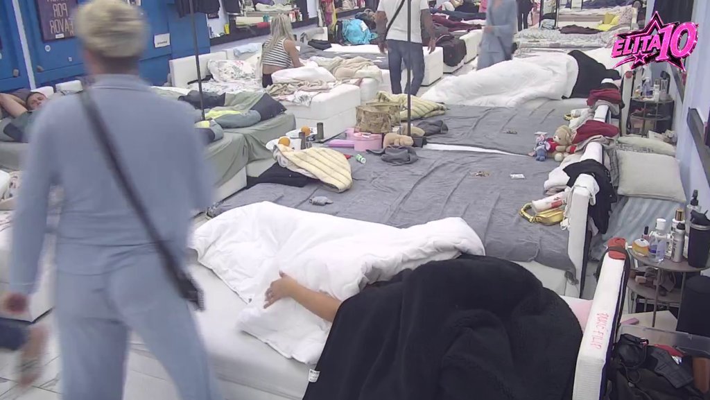 Pritrčao im u pomoć: Lauri i Đukiću seva sve ispod pokrivača, Uroš doleteo da ih pokrije! (VIDEO)