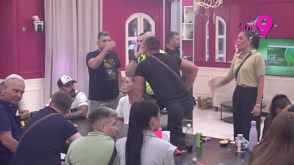 SVE SE ORI ZA CRNIM STOLOM: Viktor iskazao svoju muškost, pa pokazao zube Santani, on ćuti kao zaliven! (VIDEO)