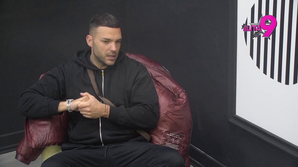 Razvezao jezik: Anđelo nikad žustrije komentarisao aktuelna dešavanja u kući, pa ovu takmičarku nagazio svim silama! (VIDEO)