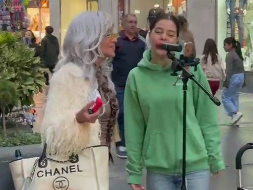 Bebi Dol oduševila sve! Zapevala sa devojčicom u Knez Mihailovoj, ljudi bili oduševljeni prizorom (FOTO+VIDEO)