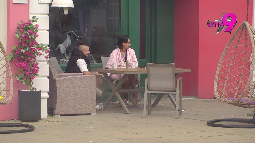 PUJ, PIKE, NE VAŽI! Mina mazi Terzu po kolenu, on joj ljubi ruke, od Anđela ni traga ni glasa! (VIDEO)